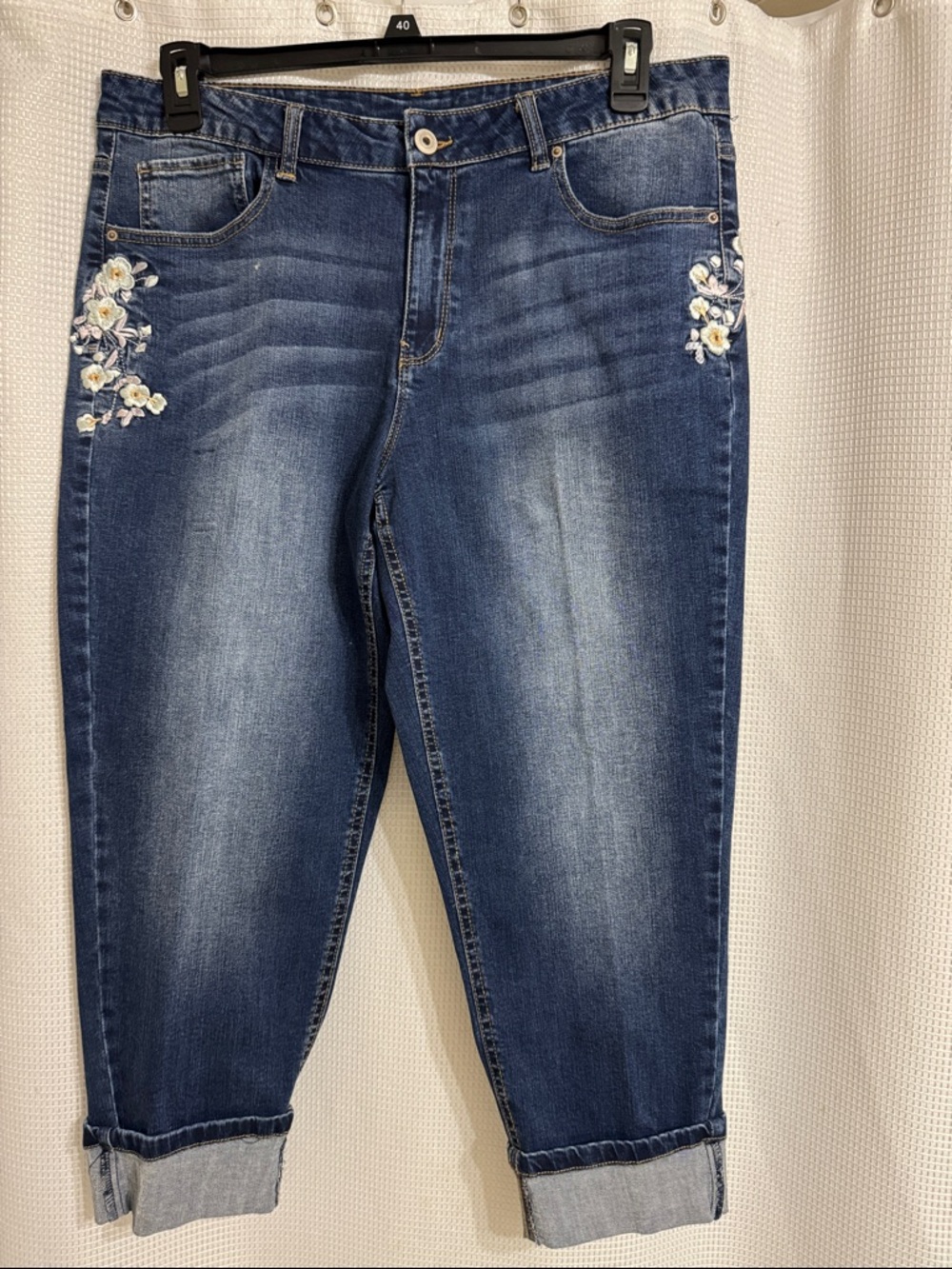 EUC Time & Tru cuffed cropped medium wash jeans. Size 16